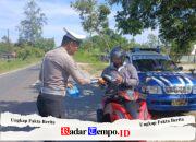 Pembagian Brosur Kamseltibcarlantas, kepada Pengguna Jalan