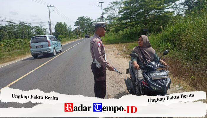 Beri Teguran Pengendara Tanpa Helm, Sat Lantas Polres Pulang Pisau Komitmen Jaga Situasi Lalu Lintas Aman