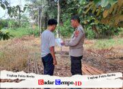 Cegah Karhutla, Personil Sat Binmas Polres Pulang Pisau memberikan himbauan dilarang membakar hutan dan lahan secara sembarangan kepada masyarakat