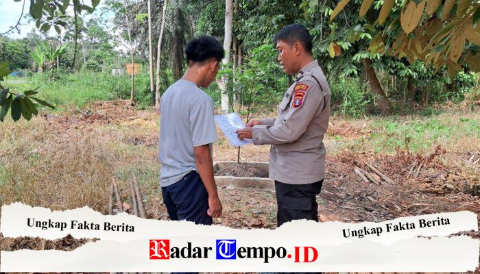 Cegah Karhutla, Personil Sat Binmas Polres Pulang Pisau memberikan himbauan dilarang membakar hutan dan lahan secara sembarangan kepada masyarakat