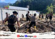 Pulihkan Pasca-Banjir Bandang, Tim SAR Resimen II Pasukan Pelopor Bersihkan Sungai di Agam