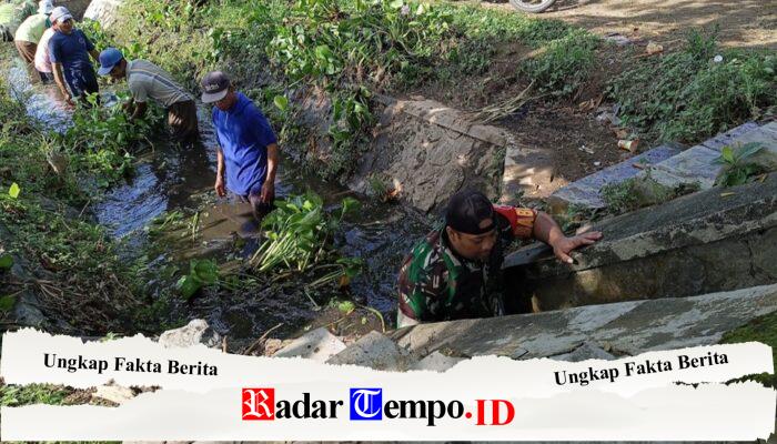 Cegah Banjir Musim Hujan, Babinsa Ngaringan Gotong Royong Bersihkan Gorong-Gorong