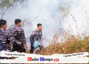 Sigap dan Tanggap, Personel Kodaeral XII Terjun Langsung Padamkan Karhutla di Komplek Citra Perdana