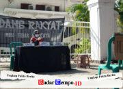 Viral, Aksi Sidang Rakyat, “Ruang Pengadilan” di depan PN Surabaya