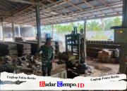 Jalin Keakraban, Anggota Koramil 04/Jawai Gelar Komsos Bersama Warga Pembuat Batako
