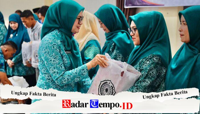 Serahkan Bantuan, Staf Ahli TP PKK Pusat Yakinkan Warga Kabupaten Agam Tidak Sendiri
