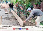 Babinsa Dalam Kaum Bersama Warga Gelar Gotong Royong Pasang Papan Mal Pengecoran Jalan Gang
