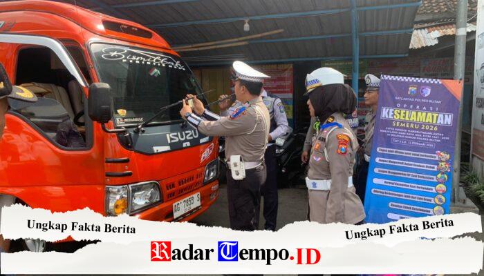 Layanan Kesehatan Gratis, Aksi Simpatik Polres Blitar Edukasi Pengguna Jalan di Ops Keselamatan Semeru
