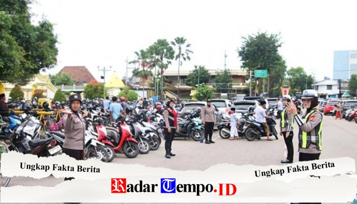 Polwan Polres Sumenep Turun ke Lapangan, Amankan Sholat Jum’at dan Kelancaran Lalu Lintas