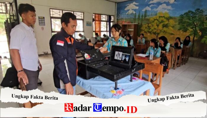 SIJAMALA Hadir di Sekolah: Satreskrim Pulang Pisau Lakukan Pendataan Sidik Jari Pelajar