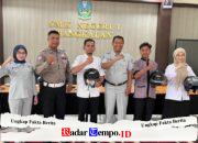 Ops Keselamatan Semeru 2026, Satlantas Polres Bangkalan Tekan Laka dengan Aksi Simpatik Bagikan Helm SNI Secara Gratis di SMKN 1 Bangkalan