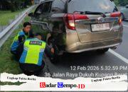 Respons Cepat dan Humanis, Petugas Jasa Marga Kamtib Surabaya–Gempol Bantu Pengguna Tol Alami Ban Bocor di KM 8A