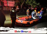 Polres Jember Evakuasi Korban Banjir di Rambipuji