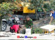 Babinsa Tebas Kuala Koramil 03/Tebas Bersama Warga Laksanakan Pembersihan Sampah di Tepi Jalan Raya