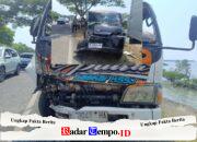 Truk dan Minibus Adu Benteng di Jalan Raya Dharma Camplong Sampang