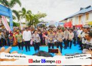 Tinjau Hunian Sementara Korban Bencana di Tapteng, Kapolri-Ketua Komisi IV Salurkan 16 Truk Bantuan Kemanusiaan