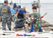 Program Gerakan Indonesia Asri, Satpolairud Polres Pamekasan Bersih-Bersih di Lapangan Penumpukan Dermaga