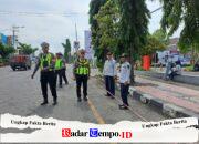 Cuti Bersama Imlek, Parkir Liar Menjamur di Depan Kediri Town Square, Polisi Bertindak