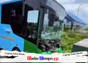 Bus Trans Jatim Hantam Truk Trailer di Sidayu Gresik, Bagian Depan Ringsek Parah
