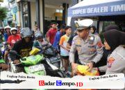 Polres Kediri Bagikan Takjil Gratis kepada Masyarakat, di Depan Mako Polres Kediri