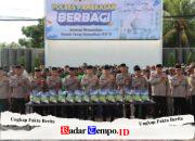 Polres Pamekasan Bagikan Ratusan Paket Sembako Tukang Becak, Ojol, PKL, DLH di Bulan Suci Ramadhan