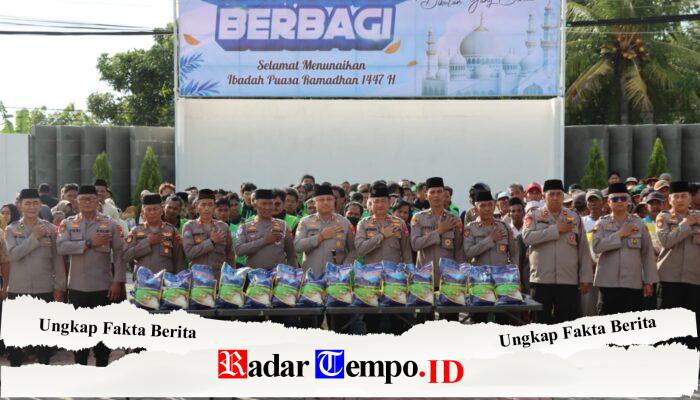 Polres Pamekasan Bagikan Ratusan Paket Sembako Tukang Becak, Ojol, PKL, DLH di Bulan Suci Ramadhan