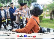 Ramadan Penuh Berkah, Polres Gresik dan Bhayangkari Bagikan Takjil ke Warga