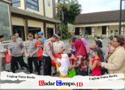 Tebar Kebaikan di Bulan Suci, Polres Kediri Kota Rutin Bagikan Takjil Gratis di Depan Mako