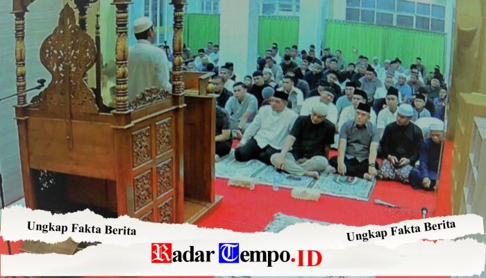 Kapolda Kalbar Mengajak Seluruh Personil Rutin Sholat Tarawih Berjamaah di Masjid Annur Polda Kalbar dalam Meningkatkan Keimanan dan Ketaqwaan Dimomen Ramadhan