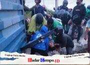Keluar Gudang, Truk Tersangkut Kabel di Manyar Gresik, Kontainer Ambruk Timpa Pemotor