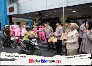 Polres Tulungagung Berbagi Takjil Tebar Kebaikan di Bulan Ramadhan