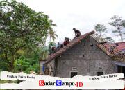 Bahu Membahu Pasang Genteng RTLH, Satgas TMMD Ke 127 Kodim 0808/Blitar Dan Warga Tunjukkan Kekompakan