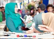 Apresiasi Setahun Kepemimpinan Gubernur-Wagub Jatim, Senator Ning Lia Istifhama Borong dan Bagikan Kipas Bergambar Khofifah–Emil ke Warga Wonocolo