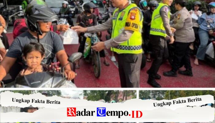 Dirlantas Polda Kalbar Bersama Polwan Berbagi Takjil di Tugu Digulis, Wujudkan Polri Humanis di Bulan Ramadan