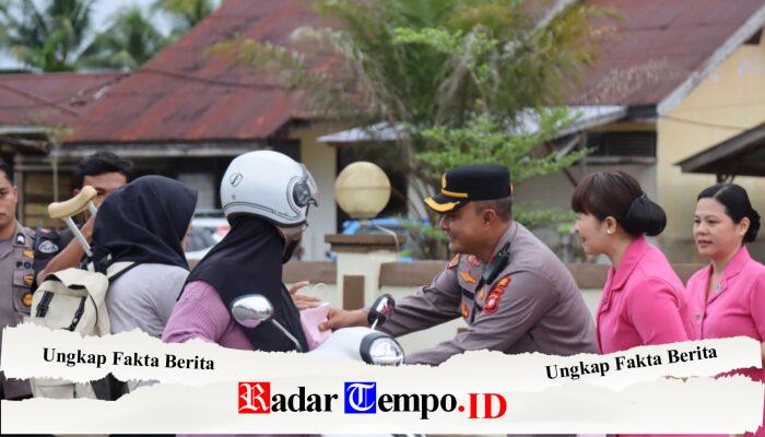 Kapolres Melawi dan Bhayangkari Berbagi Takjil untuk Warga di Bulan Ramadan