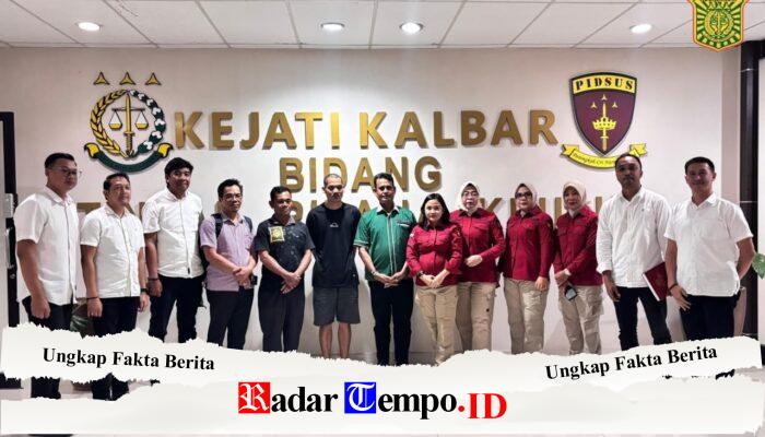 Penyerahan Tersangka dan Barang Bukti Perkara Tindak Pidana Korupsi Oleh Penyidik Ditreskrimsus Polda Kalbar ke Penuntut Umum Kejari Sintang