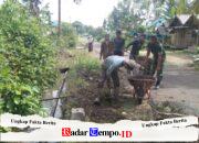 Babinsa Koramil 1002-03/Haruyan Bersama Warga Gotong Royong Bersihkan Lingkungan Desa Mangunang Seberang