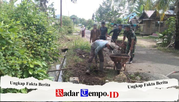 Babinsa Koramil 1002-03/Haruyan Bersama Warga Gotong Royong Bersihkan Lingkungan Desa Mangunang Seberang