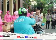 Berbagi Keceriaan Ramadhan, Polres Bangkalan dan Bhayangkari Bagikan Ratusan Takjil Kepada Pengguna Jalan