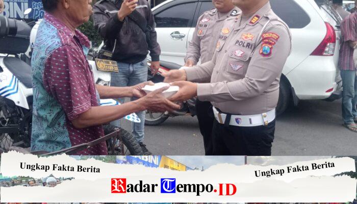 Semarak Bulan Penuh Berkah, Satlantas KP3 Berbagi Takjil, Bertajub Tertip Berlalulintas