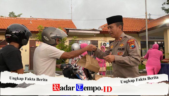 Polsek Kebomas Gresik Gelar Bagi Bagi Takjil Di Bulan Suci Ramadhan