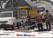 Nyalip Truk, Pemotor di Duduksampeyan Gresik Tewas Terlindas, Motor Terbakar