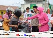 Ramadhan Penuh Berkah, Kapolres Pulang Pisau Turun Langsung Bagikan Takjil untuk Warga