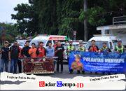 Wujud Sinergi Satlantas Polres Gresik dan Driver Ambulans Bagikan Takjil Bulan Suci Ramadhan