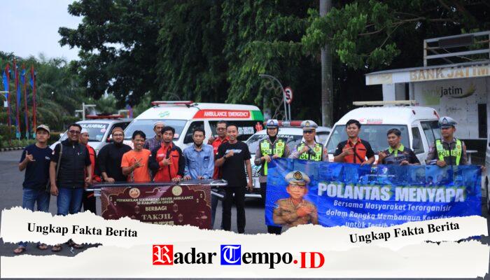 Wujud Sinergi Satlantas Polres Gresik dan Driver Ambulans Bagikan Takjil Bulan Suci Ramadhan