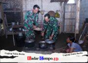 Kebersamaan TMMD Ke 127 Kodim 0808/Blitar, “Anggota Satgas Bantu Warga Memasak Di Dapur”