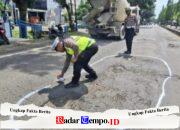 Jelang Arus Mudik, Satlantas Polres Nganjuk Tandai Lubang di Jalur Nasional Nganjuk