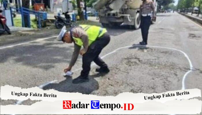 Jelang Arus Mudik, Satlantas Polres Nganjuk Tandai Lubang di Jalur Nasional Nganjuk