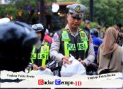 Program Polantas Menyapa, Satlantas Polres Gresik dan REI Bagi Takjil untuk Pengguna Jalan