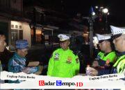 Giat Patroli Sahur Polantas Menyapa, Sahur On The Road Kepada Masyarakat Pedagang dan Tukang Becak di Wilayah Kota Kabupaten Sampang